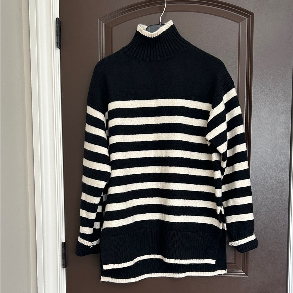 H&M Black & Cream Striped Turtleneck Sweater (Size S, Like New) 👇